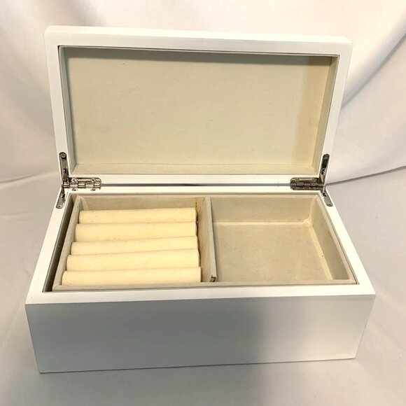 MAX STUDIO HOME Jewelry Box White w/Diamond Cut Out & Mirror Top - Picture 2 of 10